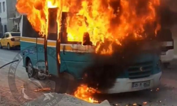 İzmir'de dolmuş yangını!